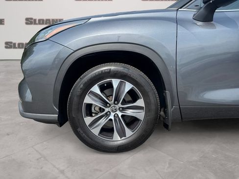 Used 2020 Toyota Highlander XLE AWD/4WD image 14
