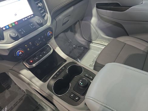 Used 2020 GMC Acadia SLT FWD image 26