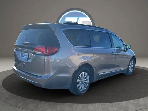 Used 2017 Chrysler Pacifica Touring-L image 7