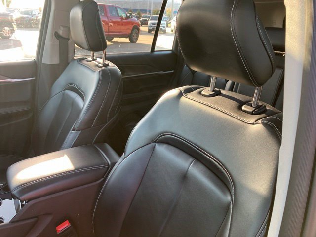 Used 2023 Jeep Grand Cherokee Limited w/ Black Appearance Package AWD/4WD image 13