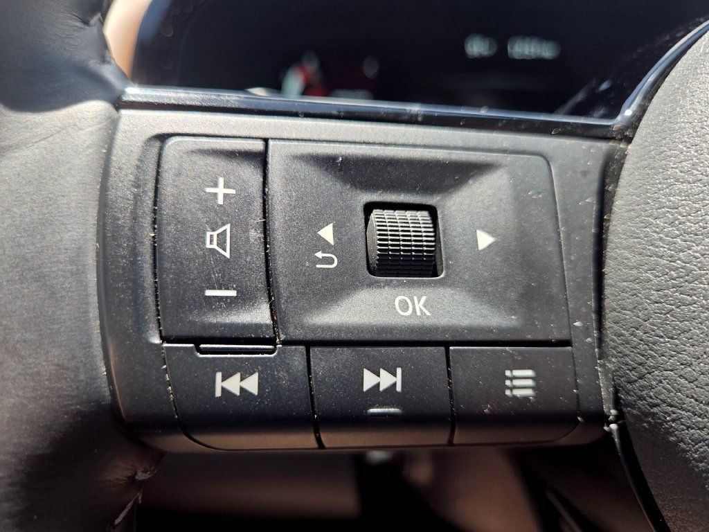 Used 2025 Nissan Pathfinder Platinum w/ Cargo Package FWD image 13