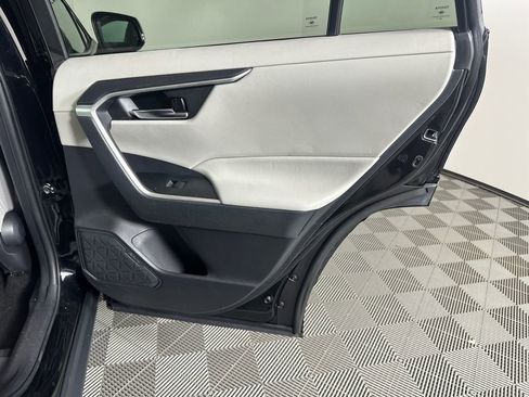 Used 2021 Toyota RAV4 XLE w/ Convenience Package FWD image 16