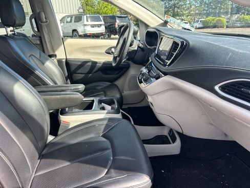 Used 2023 Chrysler Pacifica Touring-L AWD/4WD image 7