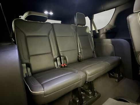 Used 2022 GMC Yukon XL SLT w/ SLT Premium Package RWD image 32