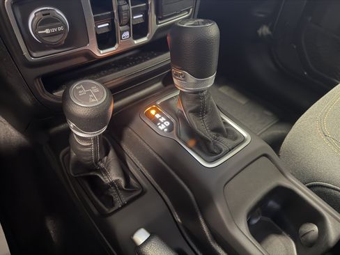 Used 2025 Jeep Wrangler Unlimited Sahara w/ Safety Group AWD/4WD image 13