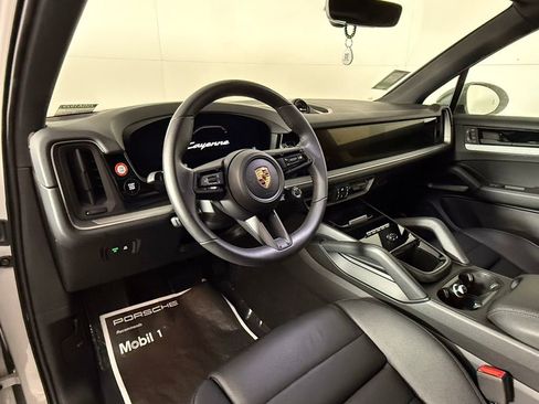 Certified 2025 Porsche Cayenne image 4