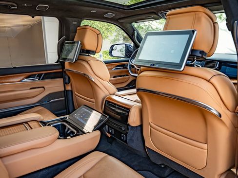 Used 2023 Jeep Grand Wagoneer Series III AWD/4WD image 36
