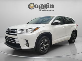 Used 2018 Toyota Highlander Plus AWD/4WD video 1