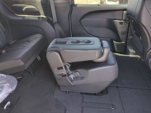 New 2026 Chrysler Pacifica Select FWD image 18