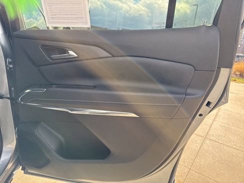 Used 2025 Chevrolet Traverse LT image 31