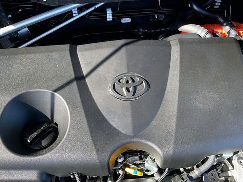 Used 2021 Toyota Venza Limited image 32