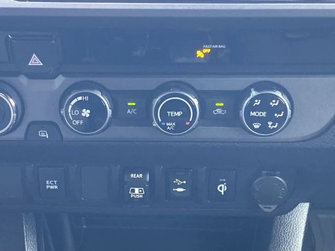 Used 2018 Toyota Tacoma TRD Sport AWD/4WD image 18
