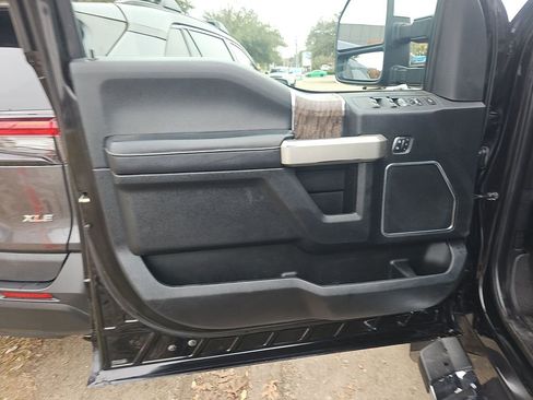 Used 2017 Ford F350 Lariat w/ Chrome Package image 11