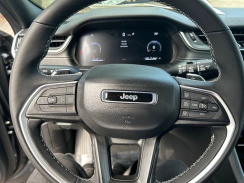 New 2025 Jeep Grand Cherokee Altitude image 15