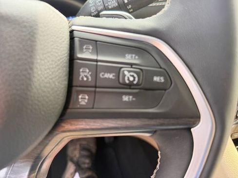 Used 2023 Jeep Grand Cherokee Limited AWD/4WD image 21