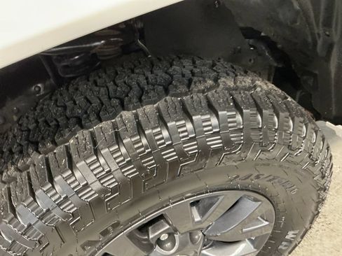 Used 2020 Toyota Tacoma SR5 AWD/4WD image 11
