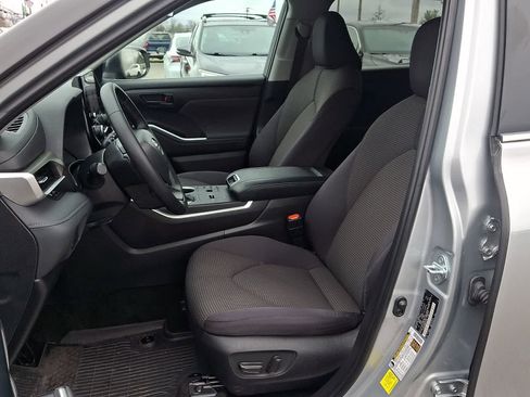 Used 2023 Toyota Highlander LE image 17