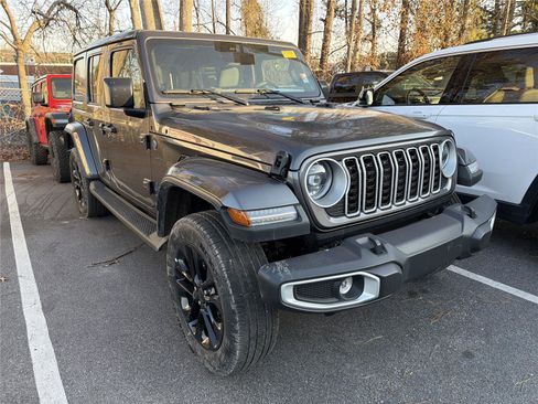 Used 2025 Jeep Wrangler Sahara image 4