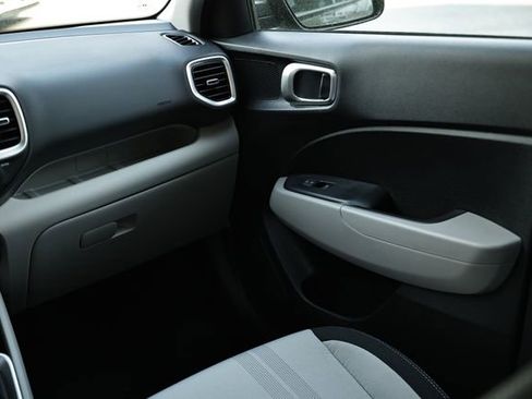 Used 2024 Hyundai Venue SEL image 28