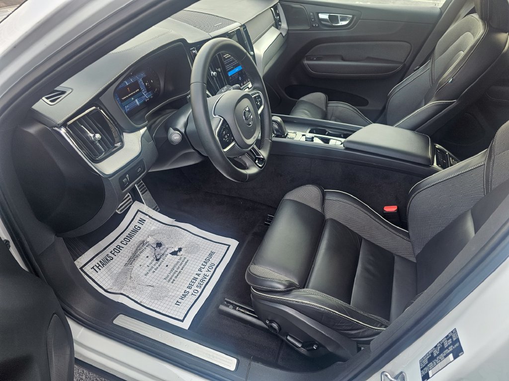 Used 2022 Volvo XC60 B6 R-Design AWD/4WD image 41