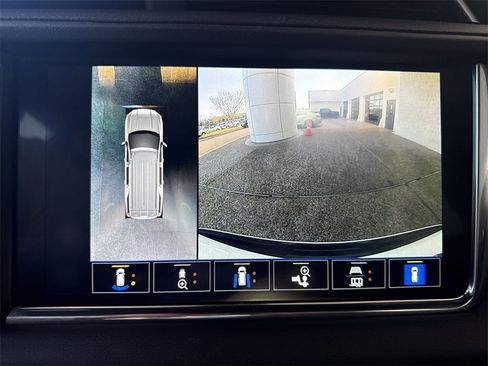 Used 2022 GMC Yukon XL Denali w/ Denali Premium Package image 15