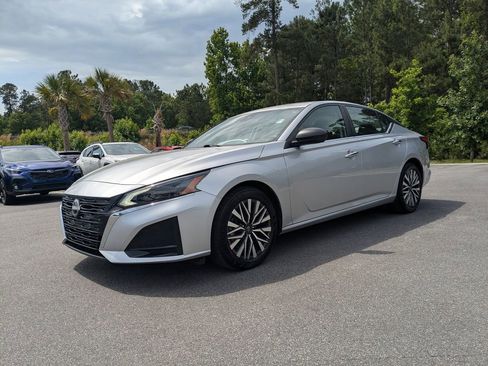 Used 2024 Nissan Altima 2.5 SV FWD image 8