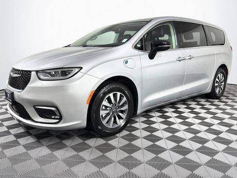 Used 2024 Chrysler Pacifica Limited FWD image 6