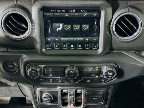 Used 2018 Jeep Wrangler Unlimited Sahara image 23