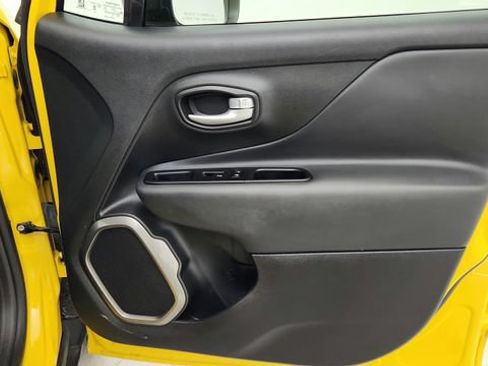 Used 2023 Jeep Renegade Latitude AWD/4WD image 29