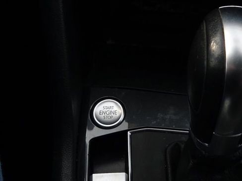 Used 2019 Volkswagen Tiguan SE image 41