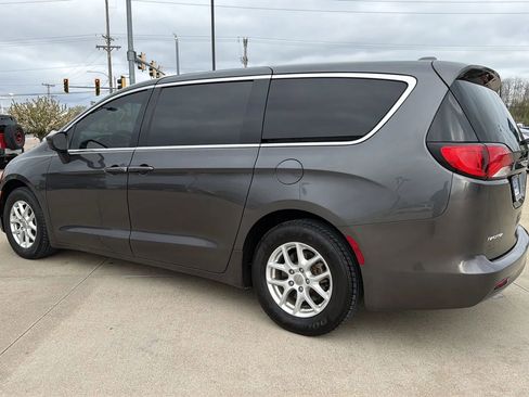 Used 2017 Chrysler Pacifica Touring image 12