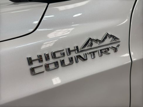 Used 2021 Chevrolet Suburban High Country AWD/4WD image 11