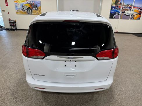 Used 2020 Chrysler Voyager LX FWD image 17