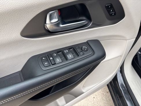 Used 2023 Chrysler Pacifica Touring-L FWD image 11