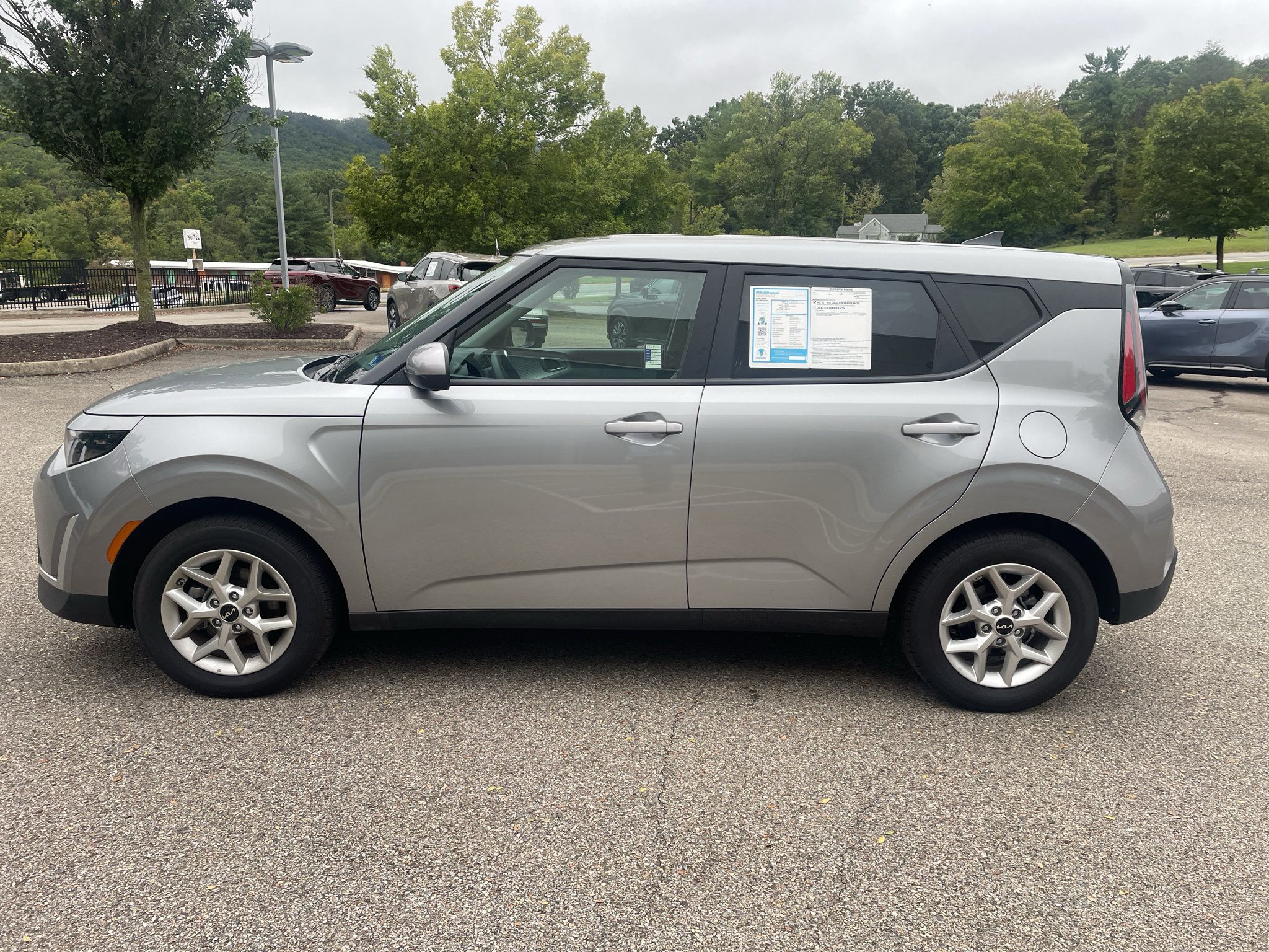 Used 2025 Kia Soul LX w/ LX Technology Package FWD image 6