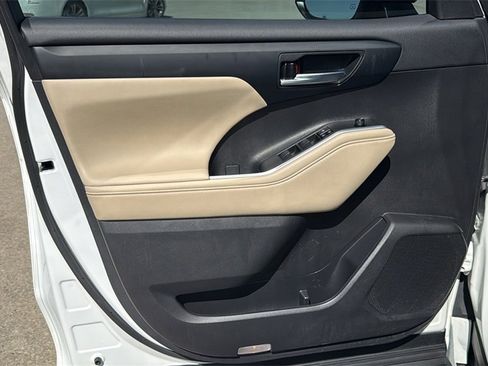 Certified 2023 Toyota Highlander XLE image 13