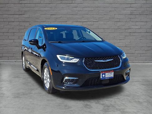 Used 2024 Chrysler Pacifica Touring-L FWD image 2