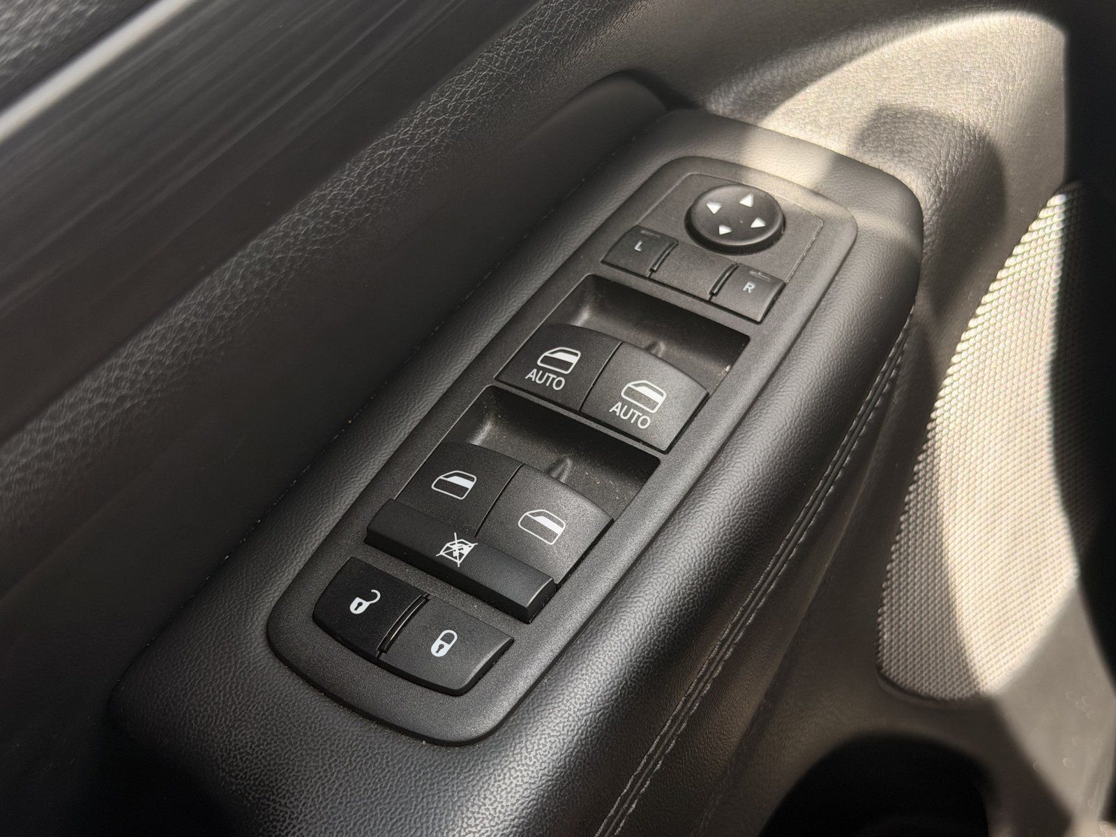 Used 2022 Jeep Grand Cherokee Laredo E AWD/4WD image 18