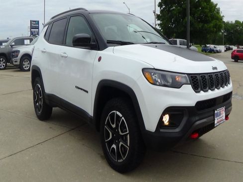 Certified 2024 Jeep Compass Trailhawk w/ Sun and Sound Group AWD/4WD image 4
