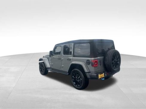 Used 2022 Jeep Wrangler Unlimited Sahara w/ Cold Weather Group AWD/4WD image 10