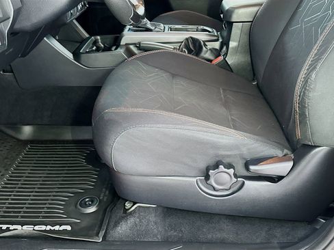 Used 2018 Toyota Tacoma TRD Sport AWD/4WD image 17
