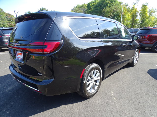 Certified 2025 Chrysler Pacifica Select w/ Uconnect Theater Family Group AWD/4WD image 23