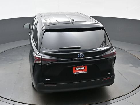 Used 2025 Toyota Sienna LE FWD image 40