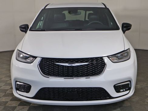 Used 2025 Chrysler Pacifica Select image 13