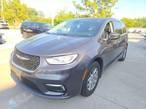 Used 2023 Chrysler Pacifica Touring-L FWD image 1