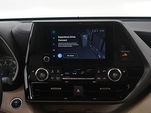 Used 2024 Toyota Highlander XLE image 15