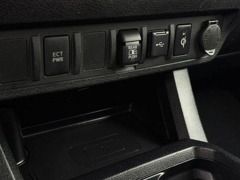 Certified 2020 Toyota Tacoma TRD Off-Road AWD/4WD image 31