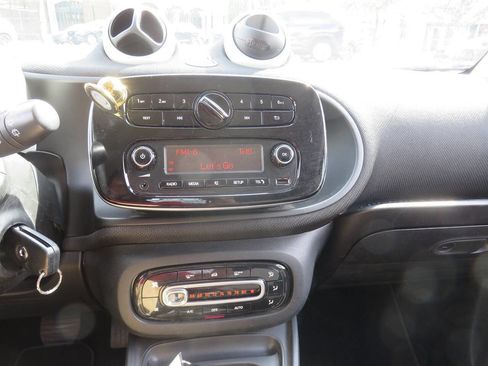 Used 2016 smart fortwo passion RWD image 16