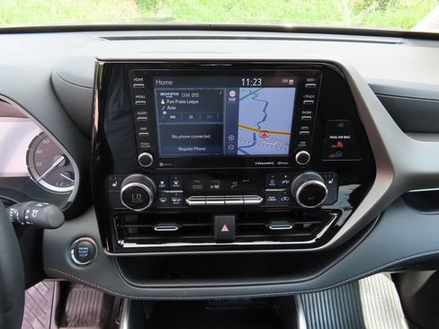 Used 2022 Toyota Highlander XLE AWD/4WD image 25