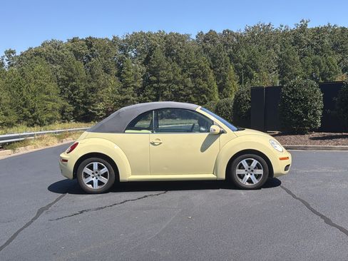 Used 2006 Volkswagen Beetle Convertible w/ Package 1 FWD image 5